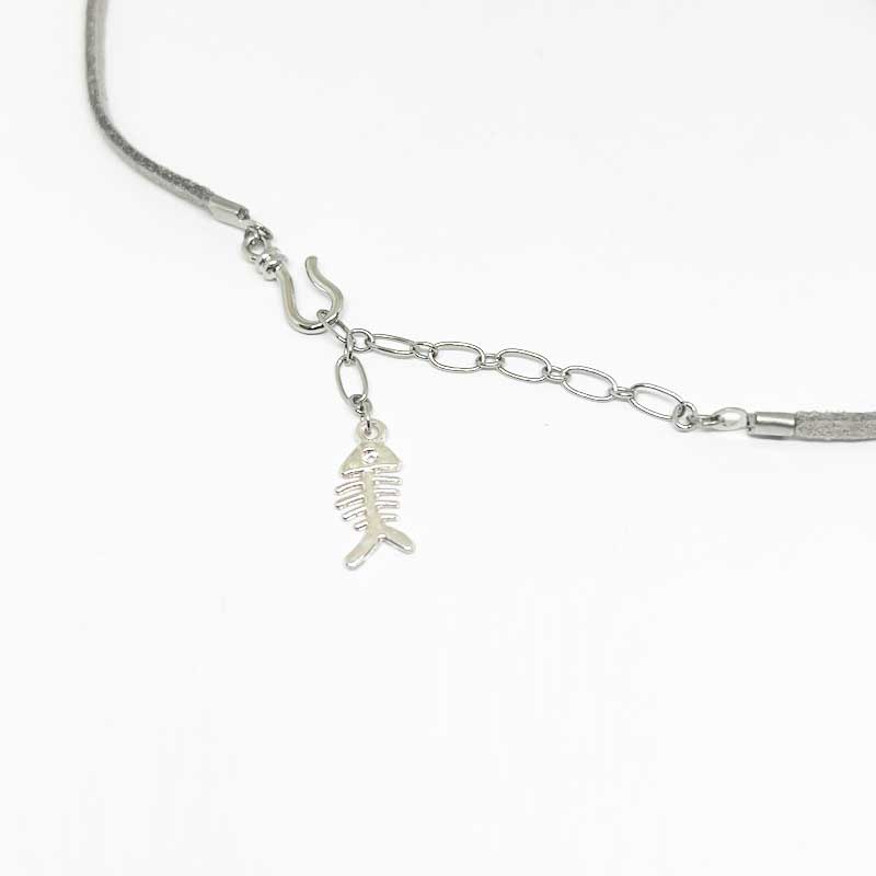 白猫チャームと赤アゲートの紐ネックレス Yukie Takahashi