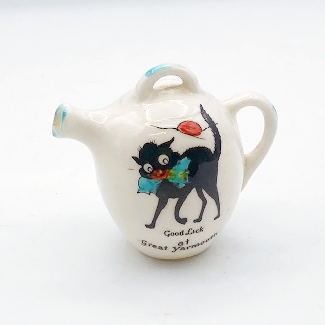 クレステッドチャイナ BLACK GOOD LUCK CATのミニティーポット型大きなリボンの黒猫 1900年代初期