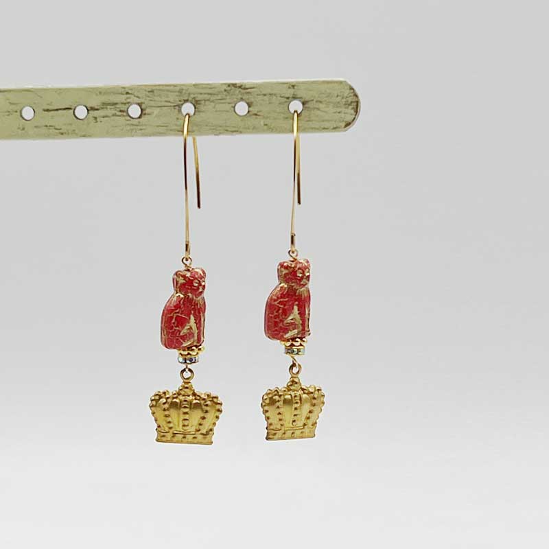 お座り猫と王冠のサージカルステンレスフックのピアス　Yukie Takahashi