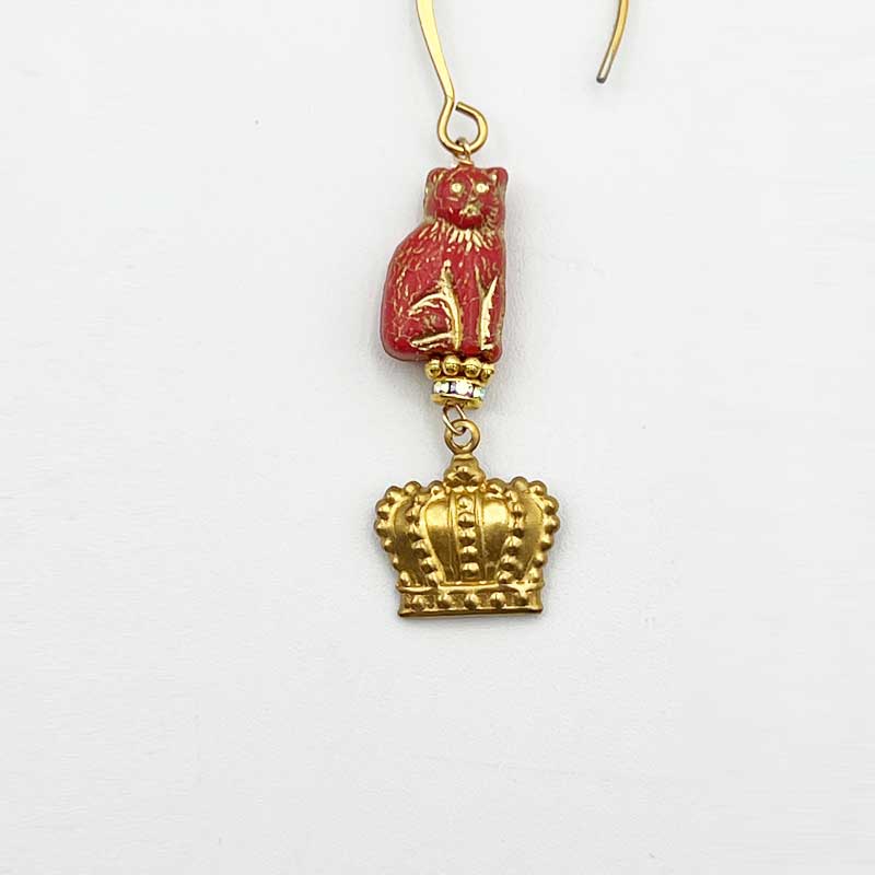 お座り猫と王冠のサージカルステンレスフックのピアス　Yukie Takahashi