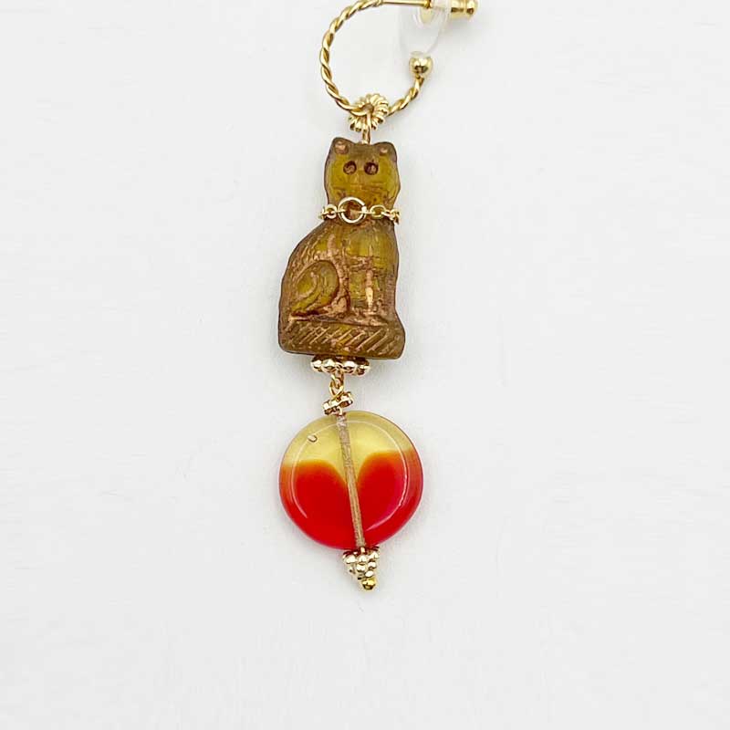 お座り猫と赤黄ギブレビーズのピアス　Yukie Takahashi