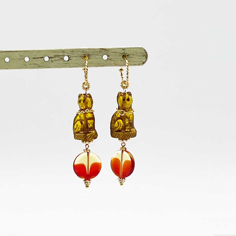 お座り猫と赤黄ギブレビーズのピアス　Yukie Takahashi