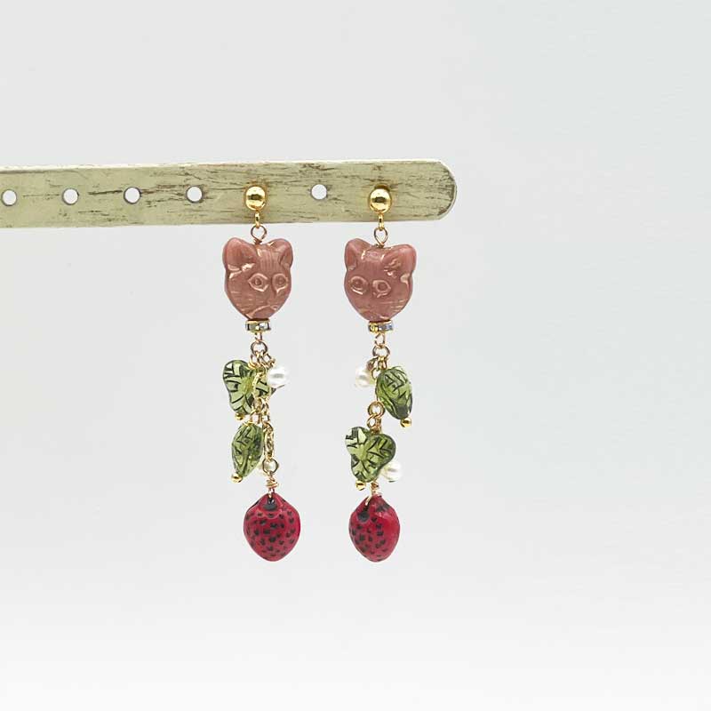 猫と苺のビーズピアス　Yukie Takahashi