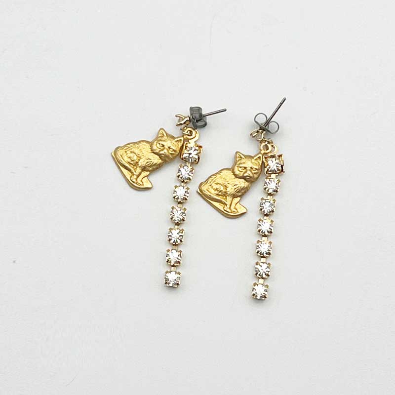猫とラインストーンチェーンのピアス　Yukie Takahashi