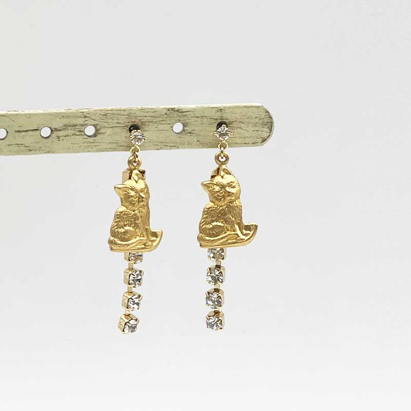 猫とラインストーンチェーンのピアス　Yukie Takahashi