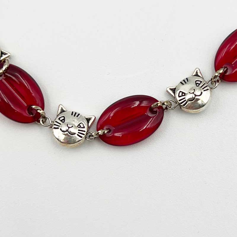 スワロフスキーのヴィンテージ珈琲豆のビーズと猫チャームブレスレット Yukie Takahashi