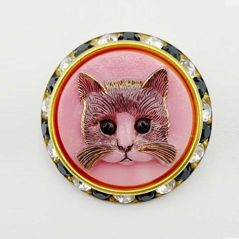チェコ製 猫のカボションビーズとヴィンテージスワロフスキー台のブローチ ピンク Yukie Takahashi