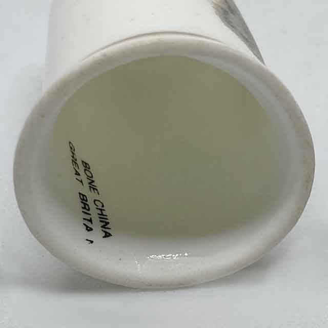 イギリス ボーンチャイナ製　ロシアンブルー/グレー猫のシンブル・指ぬき