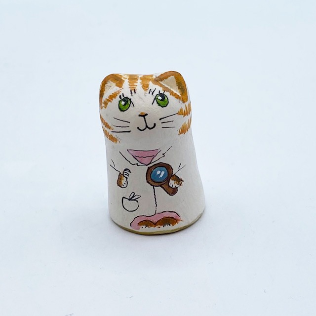 イギリス 素焼きのミニ猫　シンブル ヘアドレッサー茶トラ猫  Merryfield Pottery