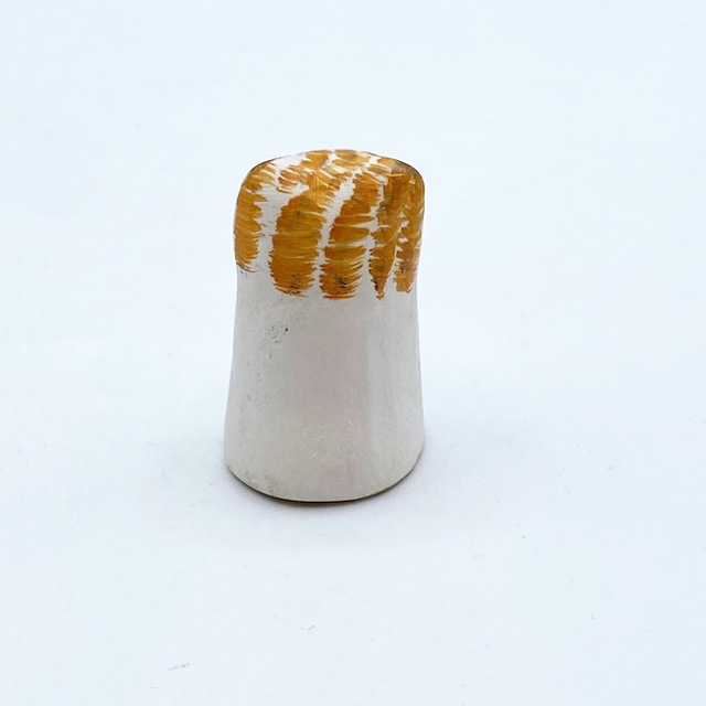 イギリス 素焼きのミニ猫　シンブル ヘアドレッサー茶トラ猫  Merryfield Pottery