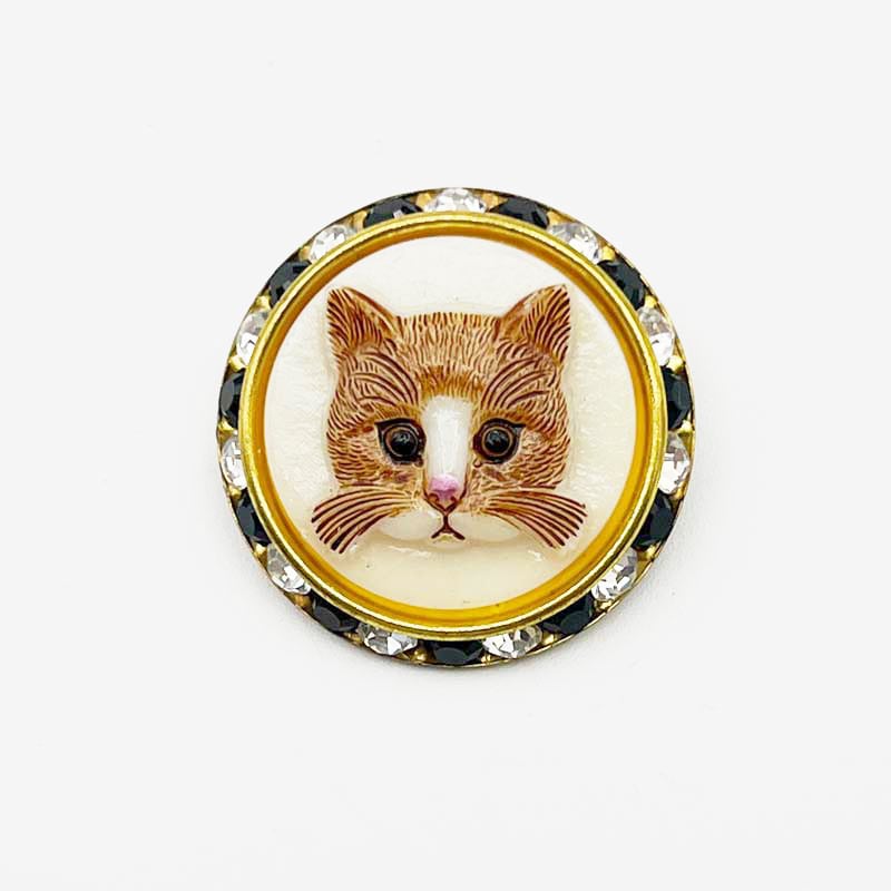 チェコ製 猫のカボションビーズとヴィンテージスワロフスキー台のブローチ ミルク Yukie Takahashi