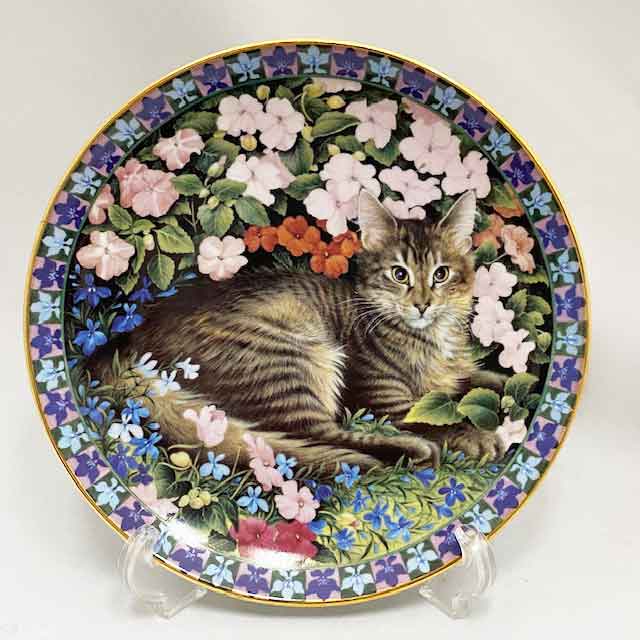 ダンバリーミント レズリー・アン・アイボリー猫の絵皿 Cats Among the Flowers TABITHA