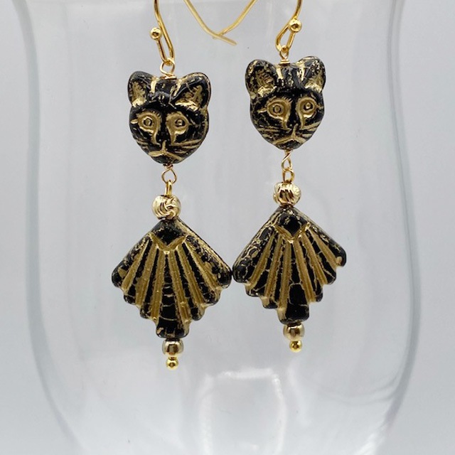 古代エジプト×アールデコをイメージしたピアス 猫顔ブラックビーズ