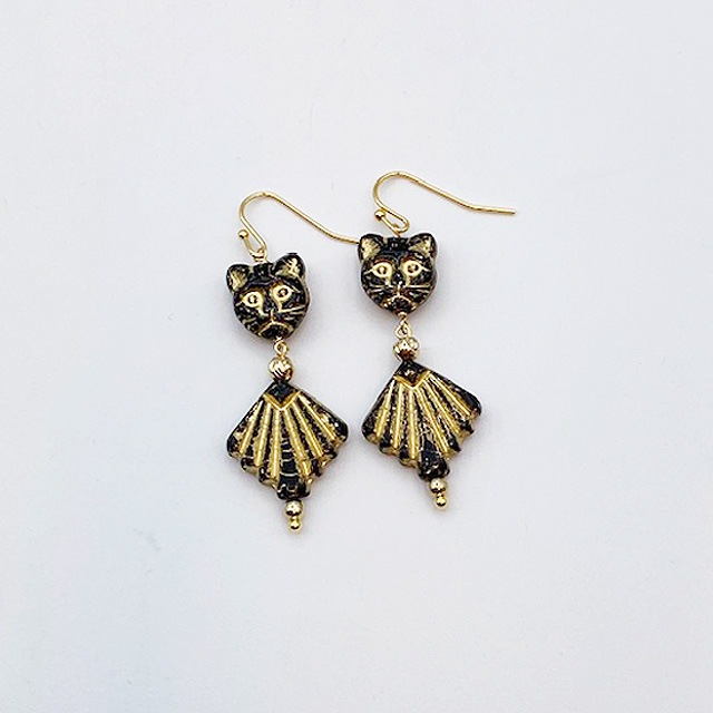 アメリカとドイツヴィンテージビーズの猫さんピアス 古代エジプト×アールデコをイメージしたピアス 猫顔ブラックビーズ