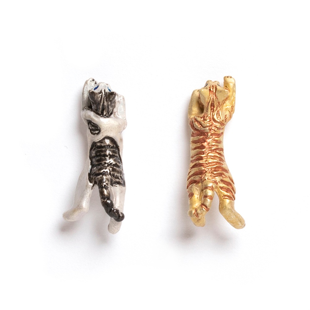 4F フィーアエフ　スリリングネコピアス　サバトラ白と茶トラのピアス　日本製　ピューター