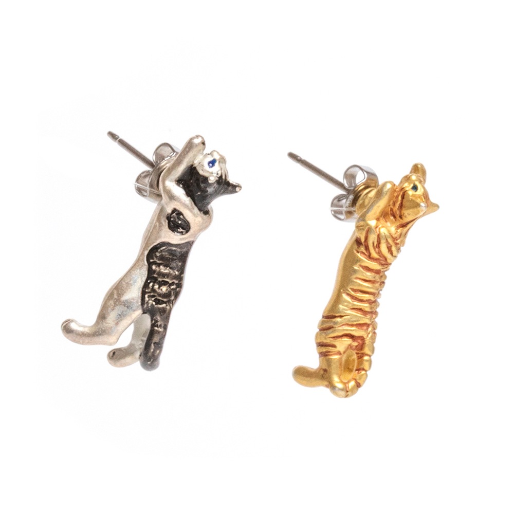 4F フィーアエフ　スリリングネコピアス　サバトラ白と茶トラのピアス　日本製　ピューター