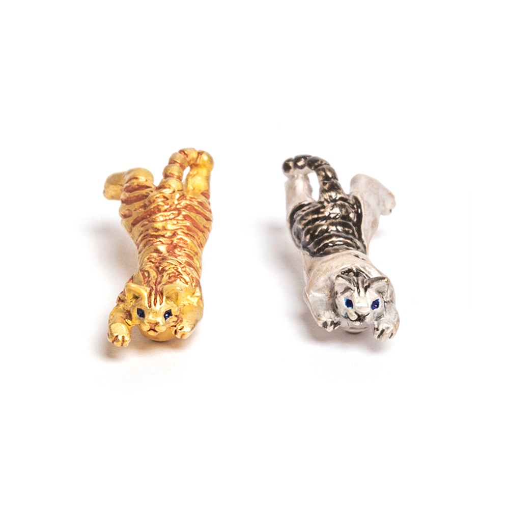 4F フィーアエフ　スリリングネコピアス　サバトラ白と茶トラのピアス　日本製　ピューター