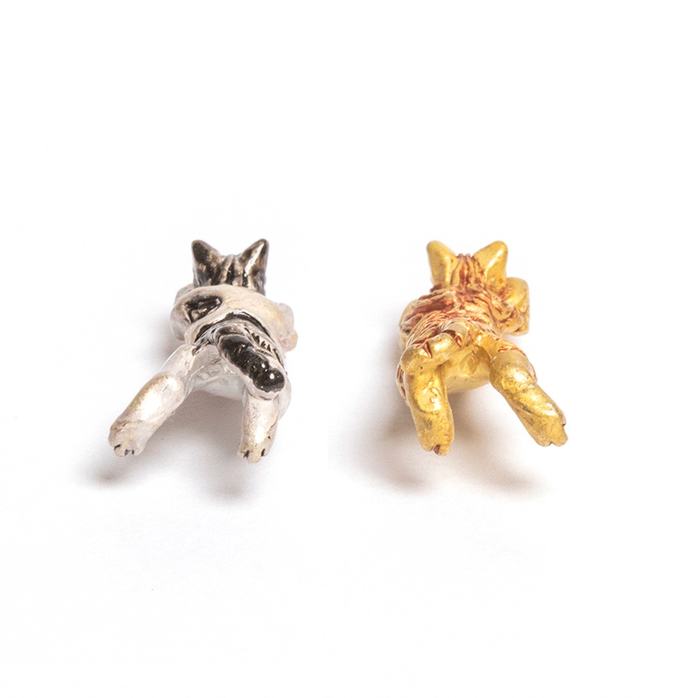 4F フィーアエフ　スリリングネコピアス　サバトラ白と茶トラのピアス　日本製　ピューター