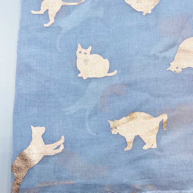 大人可愛い猫柄スカーフ ゴールド色の猫がいっぱいの柔らかい素材のスカーフ　スカイブルー