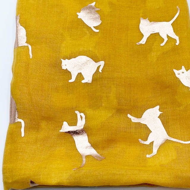 大人可愛い猫柄スカーフ ゴールド色の猫がいっぱいの柔らかい素材のスカーフ　イエロー