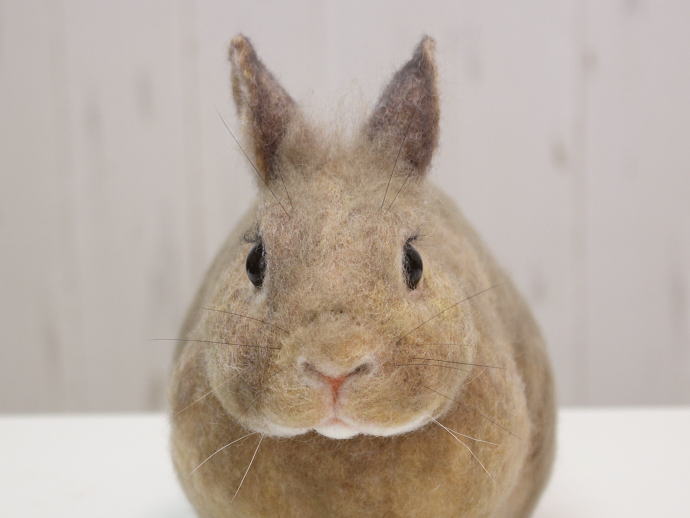 棚からうさもち ／大きな羊毛うさぎ・お座りポーズ（ブラウンカラー