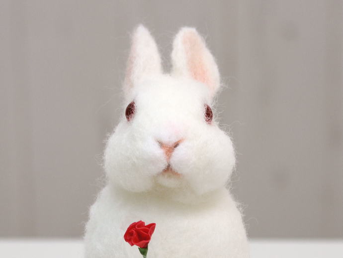 棚からうさもち ／ お花をどうぞ♪（小さなルビーアイの羊毛うさぎ）⑪