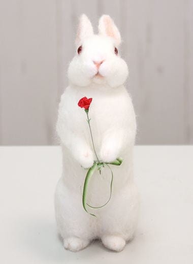 棚からうさもち ／ お花をどうぞ♪（小さなルビーアイの羊毛うさぎ）⑪