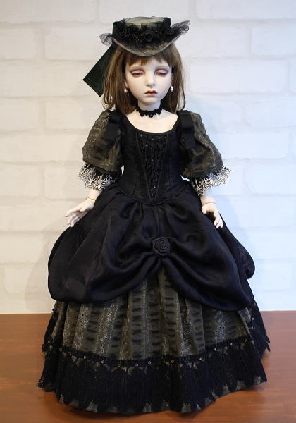 ロマンドール 黒いドレス 女性像 置物 インテリア 陶器 作品販売：陶磁器人形「緋陽草」黒ドレスが美しい一点もの