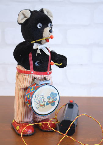 くまさんたまりや だるまさんの歌に合わせて、クマーバとにらめっこで遊ぼう