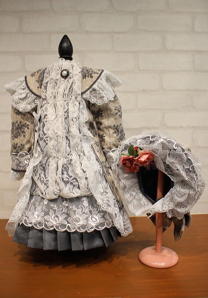 アンティーク 花柄ドレスのドール アンティーク刺繍レース