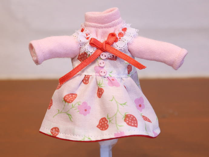 ねこりん堂 / 約11㎝サイズドール服 【ピンクニットとイチゴの