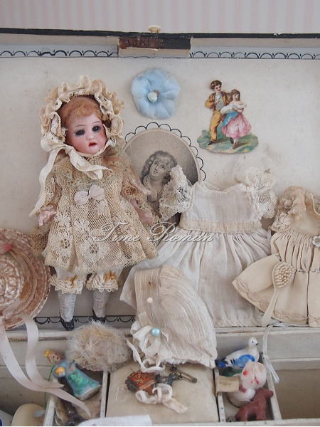 Heubach Koppelsdorf #250 Girl in great Box and old wardrobe