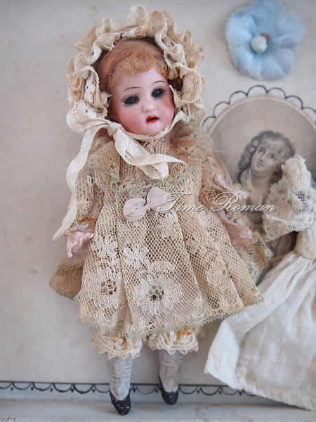 Heubach Koppelsdorf #250 Girl in great Box and old wardrobe