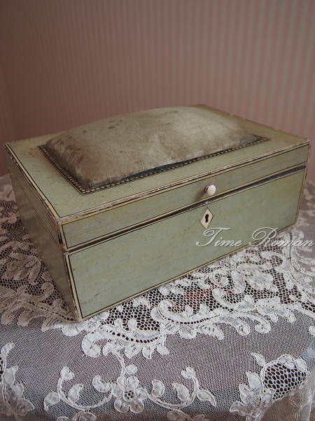 Heubach Koppelsdorf #250 Girl in great Box and old wardrobe