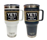 YETI �����ƥ���RAMBLER 30oz TRAVEL MUG  ���֥顼 �ȥ�٥�ޥ� ��2����WHITE/NAVY�ˡ�887ml���������ޥ�������֥顼�����ƥ�쥹 �ݲ�����