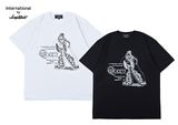 ��ͽ������ 7���ȯ���International by Amplifier������ץ�ե�������"Poster" T-SHIRT��QUEEN ��������T����ġ�2����WHITE/BLACK�˥��ڥ�¤��롡50th anniversary
