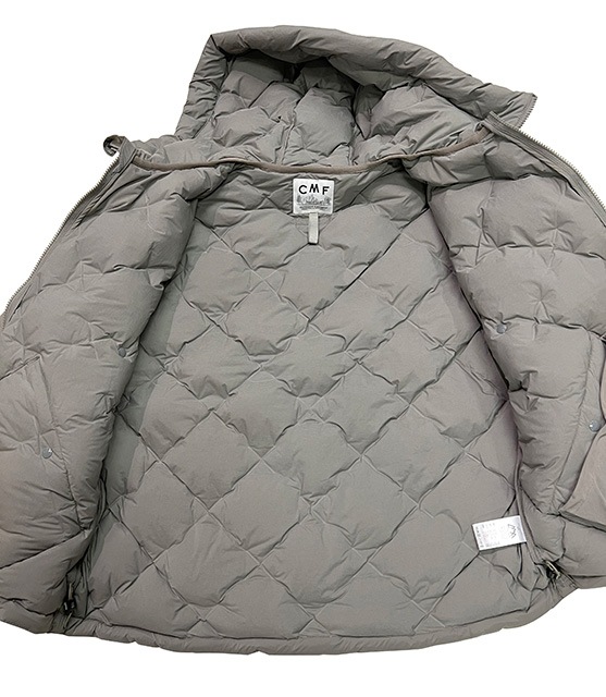 ��SALE 30%OFF��CMF OUTDOOR GARMENT ����ե� �����ȥɥ� �������ȡ�CMF WOVEN DOWN HOODIE�������֥� ������ �ա��ǥ���2��(WOLF GRAY/BLACK)��COMFY 2025FW