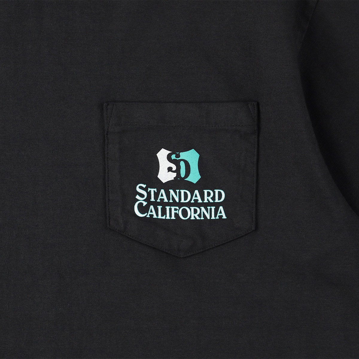 STANDARD CALIFORNIA ����������ɥ���ե���˥���SD Heavyweight Shield Logo Pocket T���إӡ��������� ������ɥ����ݥ��å� T����ġ�2026SS