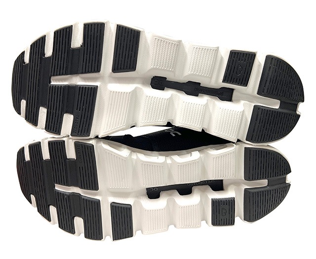 ON ����Cloud 6 ���饦��6��MEN ��󥺡�BLACK/WHITE�����ˡ����������̡����˥󥰥��塼�����Ѥ�ɳ�դ�