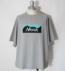 NANGA ʥ ECO HYBRID BOX LOGO LOOSE FIT TEE (LIGHT GRAY  TURQUOISE)