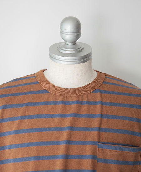 NANGA �ʥ� ECO HYBRID LOOSE FIT BORDER TEE (CAMEL �� BLUE)