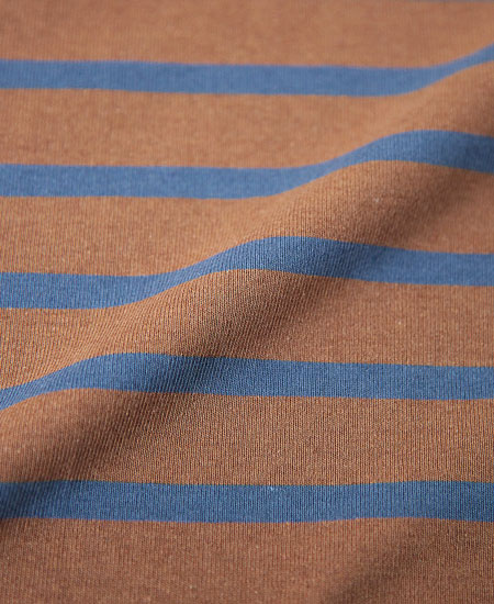 NANGA �ʥ� ECO HYBRID LOOSE FIT BORDER TEE (CAMEL �� BLUE)
