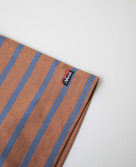 NANGA �ʥ� ECO HYBRID LOOSE FIT BORDER TEE (CAMEL �� BLUE)