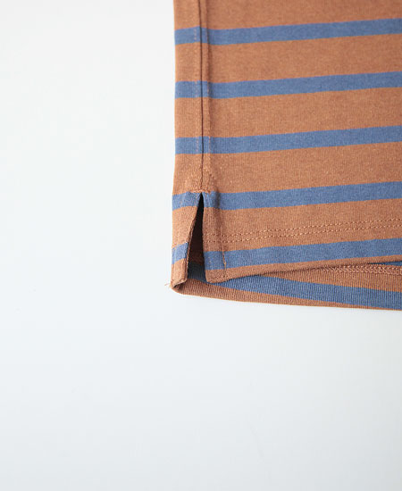 NANGA �ʥ� ECO HYBRID LOOSE FIT BORDER TEE (CAMEL �� BLUE)