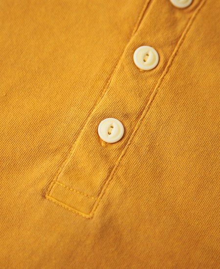 SECRET WORDS å  CLASSIC HENRY NECK S/S T-SHIRT (MUSTARD)