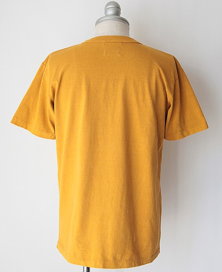 SECRET WORDS å  CLASSIC HENRY NECK S/S T-SHIRT (MUSTARD)
