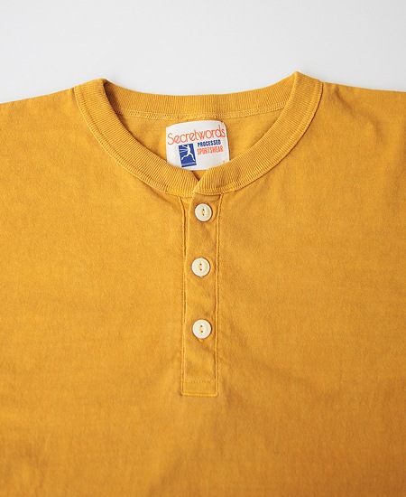 SECRET WORDS å  CLASSIC HENRY NECK S/S T-SHIRT (MUSTARD)