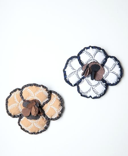 ミナペルホネン正規品　cloud berry ecru ブローチ choucho ブローチ - minä perhonen