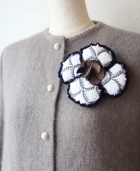 mina perhonen ミナペルホネン　グレー　花ブローチ mina perhonen(ミナ ペルホネン)｜blumen ブローチ/ベージュ の