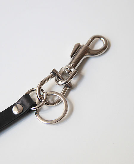 LEATHER STUDS KEY HOLDER - FLOWER - (BLACK)